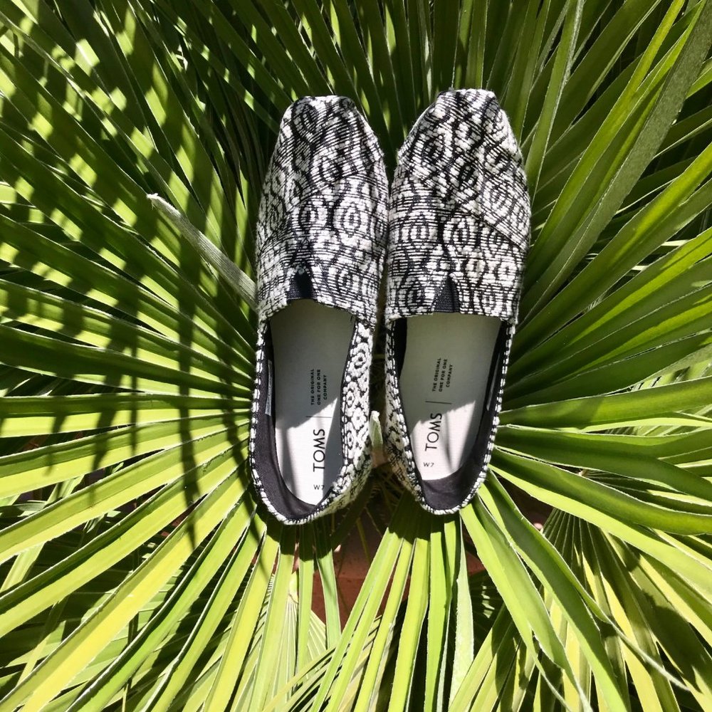 Black & White Size 7 TOMS